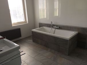 Modern bad met grijze tegels