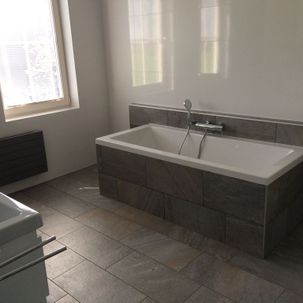Modern bad met grijze tegels