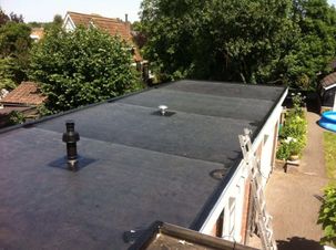 Een plat dak met bitumen dakbedekking
