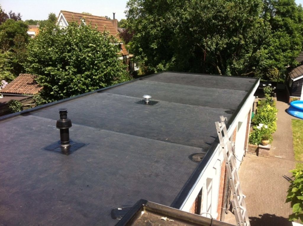 Een plat dak met bitumen dakbedekking